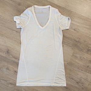 Lululemon V-Neck size 6